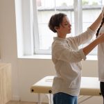 découvrez les bienfaits de la décompression spinale, une méthode efficace pour soulager les douleurs lombaires et améliorer votre posture. apprenez comment cette technique non invasive peut transformer votre confort quotidien et favoriser un mieux-être durable.