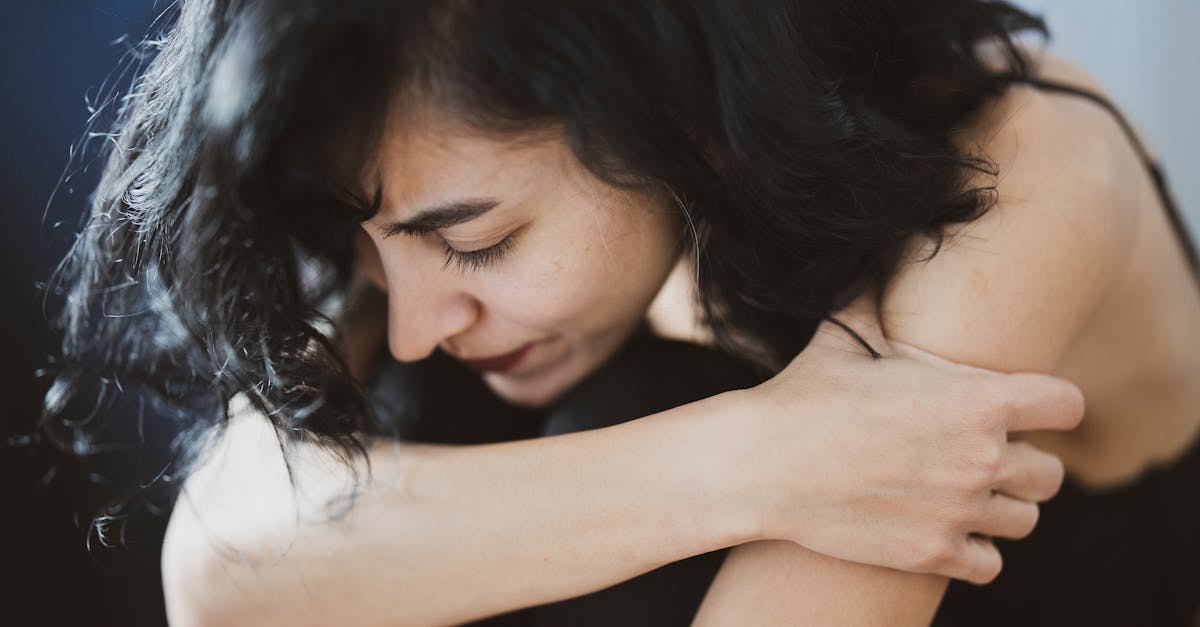 découvrez les causes, symptômes et traitements du mal de cou. apprenez comment soulager la douleur cervicale et améliorer votre qualité de vie grâce à des conseils pratiques et des exercices adaptés.