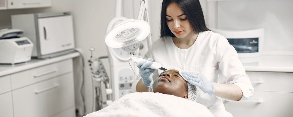 découvrez la thérapie au laser, une méthode innovante et non invasive pour soulager la douleur, favoriser la guérison des tissus et améliorer votre bien-être. profitez des avancées technologiques pour une approche douce et efficace de votre santé.