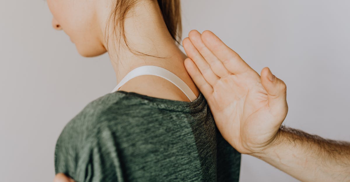découvrez l'ostéopathie, une approche thérapeutique douce qui vise à rétablir l'équilibre du corps. apprenez comment cette discipline manuelle peut soulager vos douleurs, améliorer votre bien-être et favoriser une meilleure mobilité. consultez un ostéopathe qualifié pour des soins personnalisés.