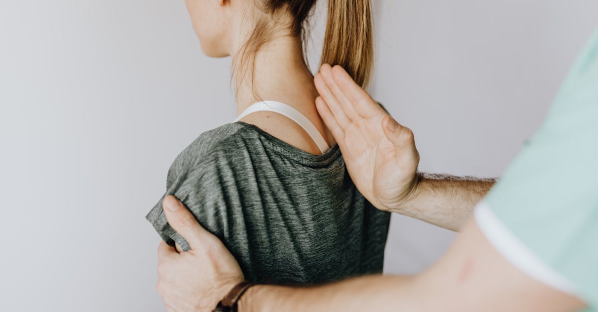 découvrez l'ostéopathie, une approche thérapeutique naturelle qui vise à rétablir l'équilibre du corps en manipulant les articulations et les tissus. apprenez comment elle peut soulager les douleurs et améliorer votre bien-être général.