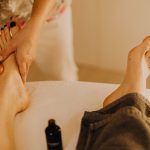 découvrez l'art de la thérapie manuelle, une approche holistique pour soulager la douleur et améliorer la mobilité. apprenez comment cette technique douce favorise la guérison naturelle du corps, offrant des bienfaits tant pour le corps que pour l'esprit.