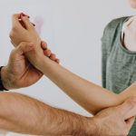 découvrez les bienfaits de la thérapie manuelle, une approche naturelle et efficace pour soulager douleurs et tensions. améliorez votre bien-être physique grâce à des techniques personnalisées qui favorisent la mobilité et la relaxation.