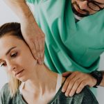 découvrez les bienfaits de l'ostéopathie, une approche de soins holistique qui vise à améliorer votre santé physique et émotionnelle grâce à des techniques manuelles douces. apprenez comment un ostéopathe peut soulager vos douleurs, restaurer votre mobilité et favoriser un bien-être durable.