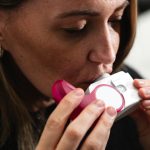 découvrez la thérapie par ondes de choc, une méthode innovante de traitement pour soulager la douleur, favoriser la guérison des tissus et améliorer la mobilité. idéale pour les blessures musculo-squelettiques, cette technique non invasive est utilisée par des professionnels de la santé pour optimiser votre réhabilitation.