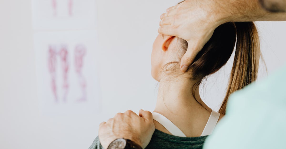 découvrez l'ostéopathie, une approche holistique de la santé qui soulage les douleurs et favorise le bien-être. apprenez comment cette pratique manuelle améliore la mobilité et traite divers troubles physiques, sans recourir aux médicaments.