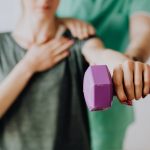 découvrez l'ostéopathie, une approche thérapeutique douce qui aide à soulager les douleurs et améliorer la mobilité. apprenez comment cette méthode naturelle favorise l'équilibre du corps et améliore votre bien-être général.