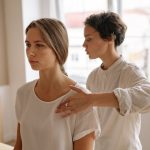 découvrez l'ostéopathie, une médecine manuelle douce qui vise à prévenir et traiter divers problèmes de santé. apprenez comment cette approche holistique peut améliorer votre bien-être physique et émotionnel grâce à des techniques adaptées à chaque individu.