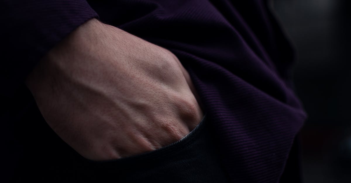 découvrez les causes, les symptômes et les traitements de la douleur au poignet. apprenez comment soulager votre inconfort et prévenir les blessures au poignet grâce à des conseils d'experts et des exercices efficaces.