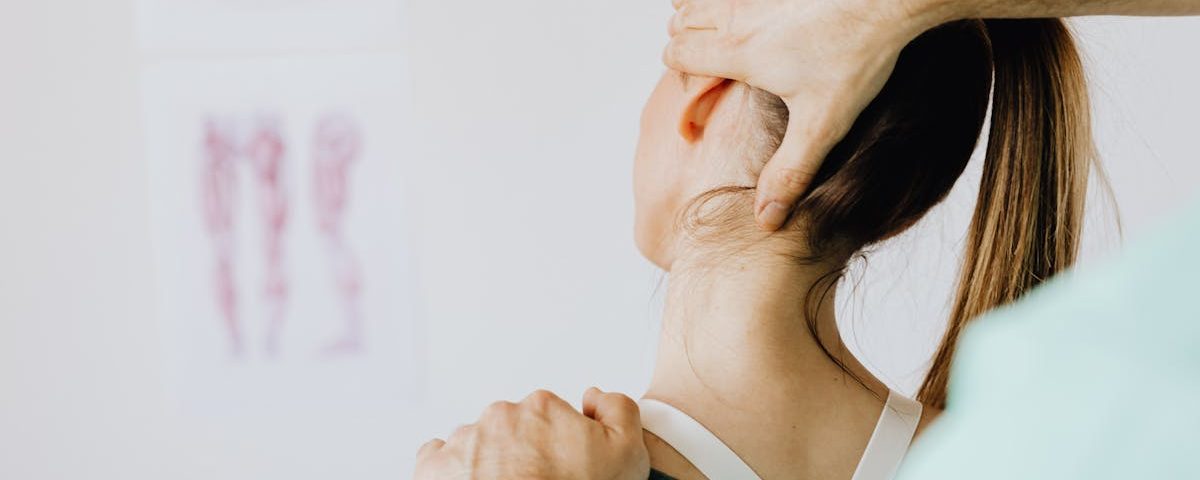 découvrez l'ostéopathie, une approche thérapeutique manuelle visant à soulager les douleurs et à améliorer le bien-être général. apprenez comment cette pratique complémentaire peut aider à traiter divers maux du quotidien.