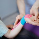 découvrez le monde de la médecine du sport, une discipline dédiée à l'optimisation de la performance athlétique et à la prévention des blessures. apprenez comment les professionnels de santé aident les sportifs à rester en forme et à se rétablir rapidement, tout en explorant les dernières avancées en matière de soins médicaux et de réhabilitation.