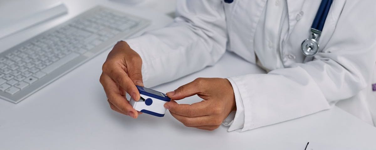 découvrez la médecine manuelle, une approche thérapeutique qui utilise des techniques manuelles pour soulager la douleur, améliorer la mobilité et restaurer l'équilibre du corps. explorez ses bienfaits et les différents traitements proposés pour une meilleure santé globale.