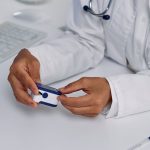 découvrez la médecine manuelle, une approche thérapeutique qui utilise des techniques manuelles pour soulager la douleur, améliorer la mobilité et restaurer l'équilibre du corps. explorez ses bienfaits et les différents traitements proposés pour une meilleure santé globale.