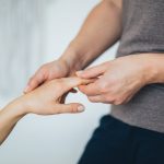 découvrez la thérapie manuelle : une approche naturelle pour soulager douleurs musculaires, troubles articulaires et améliorer la mobilité. bénéficiez des bienfaits des techniques manuelles pour votre bien-être au quotidien.