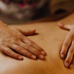 découvrez la thérapie manuelle : une méthode naturelle de traitement basée sur des techniques de manipulation des muscles et des articulations pour soulager la douleur, améliorer la mobilité et favoriser le bien-être général.