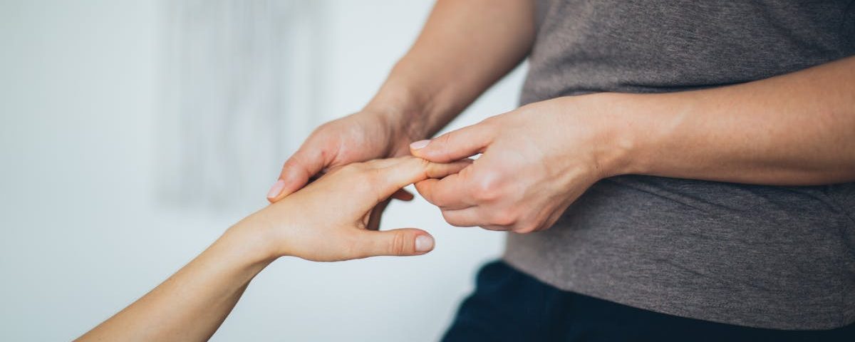 découvrez les manipulations ostéopathiques : des techniques manuelles douces visant à soulager douleurs et tensions, améliorer la mobilité et favoriser le bien-être global. apprenez-en plus sur leurs bienfaits et leurs applications.